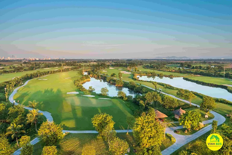 Sân golf trong lòng đại đô thị Vinhomes Royal Island hấp dẫn người chơi bởi cảnh quan đẹp mắt, gần gũi thiên nhiên. Ảnh: Vingroup